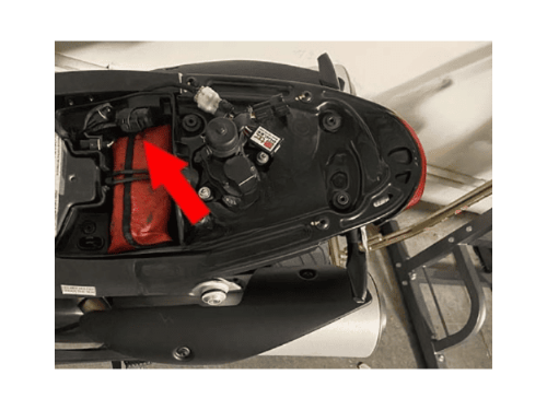 Emplacement du connecteur de diagnostic sous la selle d une Ducati Monster 796
