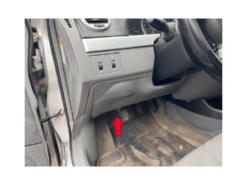 Fleche rouge pointant vers la pedale d embrayage d une Chevrolet Lacetti pour un diagnostic