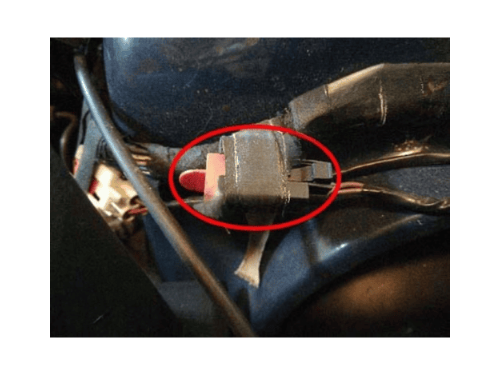Localisation du connecteur de diagnostic encadré en rouge sur une Ford Escort 5