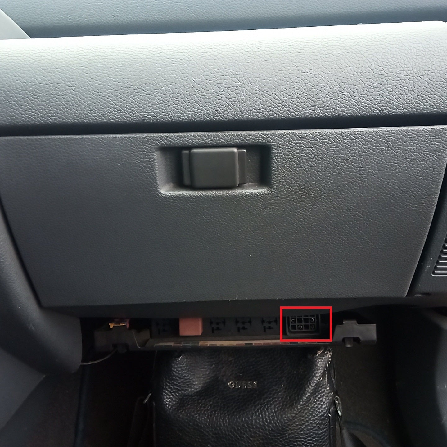 Emplacement de la prise de diagnostic OBD2 sous la boîte à gants d'un véhicule