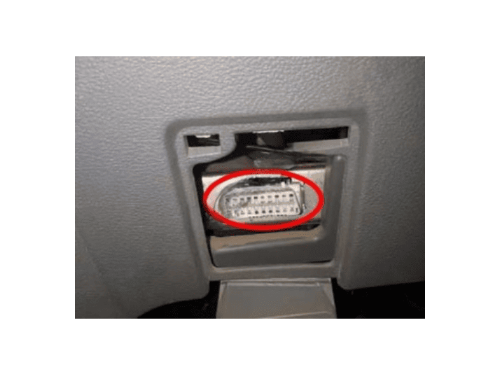 Emplacement de la prise de diagnostic OBD entourée en rouge sur un utilitaire Ford Transit 5