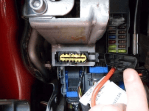 Localisation du connecteur de diagnostic OBD2 sur une Alfa Romeo MiTo pour valise iCarsoft