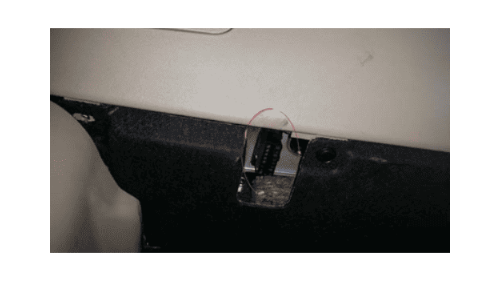 Prise de diagnostic OBD2 sous le tableau de bord d un Citroen C-Crosser