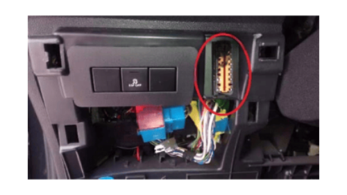 Prise de diagnostic OBD2 entouree en rouge sur le tableau de bord d une Citroen DS3