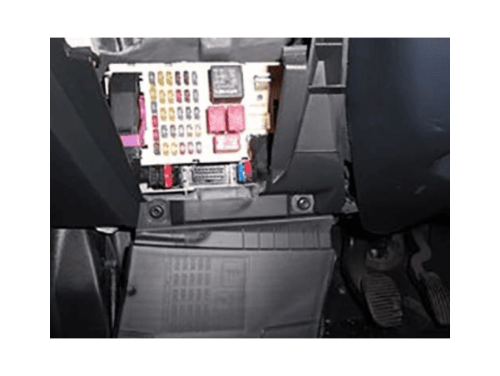 Vue sur la boite a fusibles de l habitacle d une Fiat Stilo avec sa prise diagnostic OBD