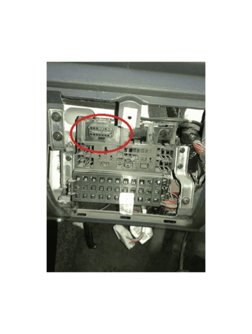 Photo montrant l emplacement de la prise de diagnostic OBD2 entouree en rouge sur une Fiat Uno