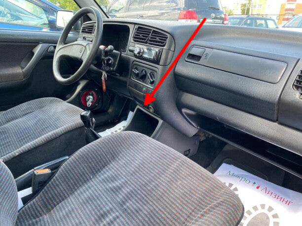 Flèche rouge indiquant la prise de diagnostic OBD2 sur une Volkswagen Golf 3