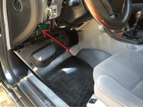 Localisation de la prise de diagnostic OBD sous le volant d une Alfa Romeo 166
