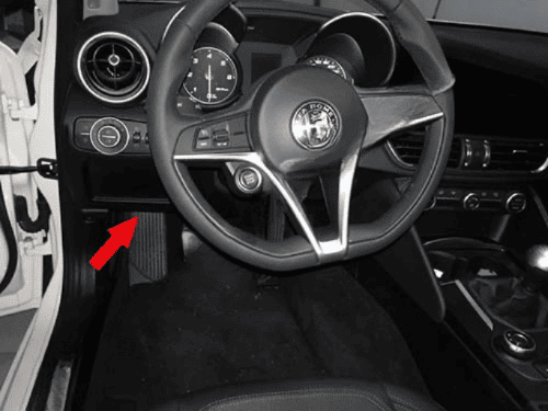 Flèche rouge montrant l emplacement de la prise OBD sur Alfa Romeo Giulia