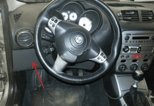 Emplacement de la prise de diagnostic OBD sous le volant d une Alfa Romeo GT