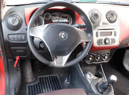 Fleche rouge indiquant l emplacement de la prise OBD de diagnostic sur une Alfa Romeo MiTo