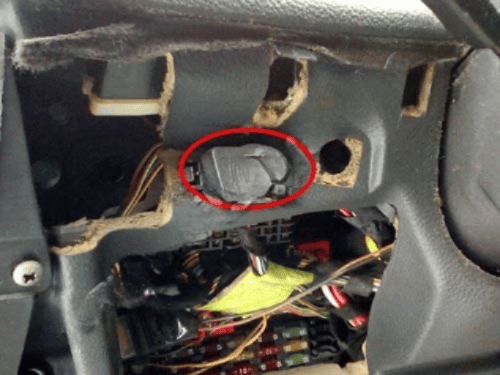 Localisation de la prise de diagnostic OBD entourée en rouge sur une Alfa Romeo 156