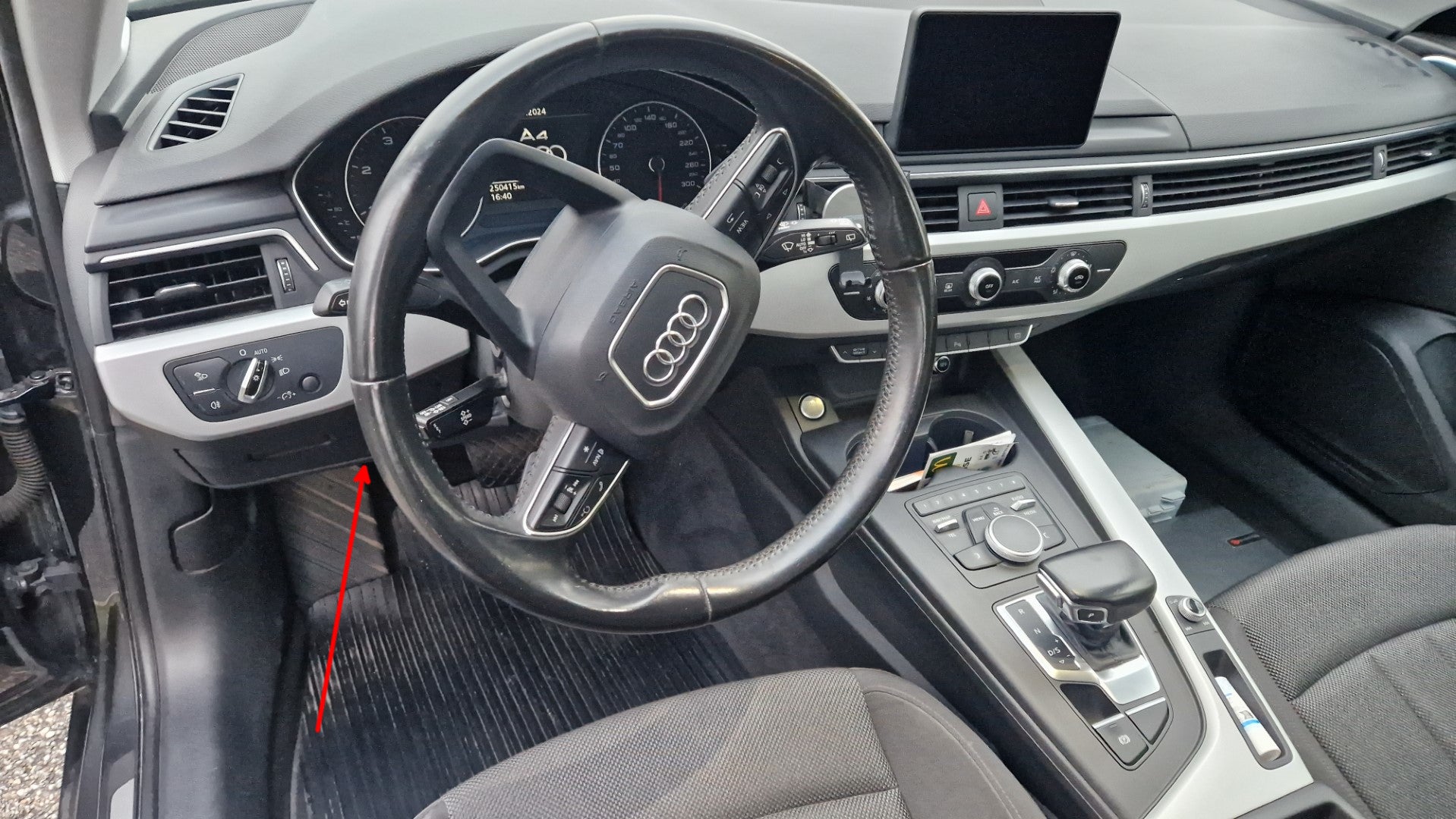 Fleche rouge indiquant l emplacement de la prise de diagnostic OBD sous le volant d une Audi A4