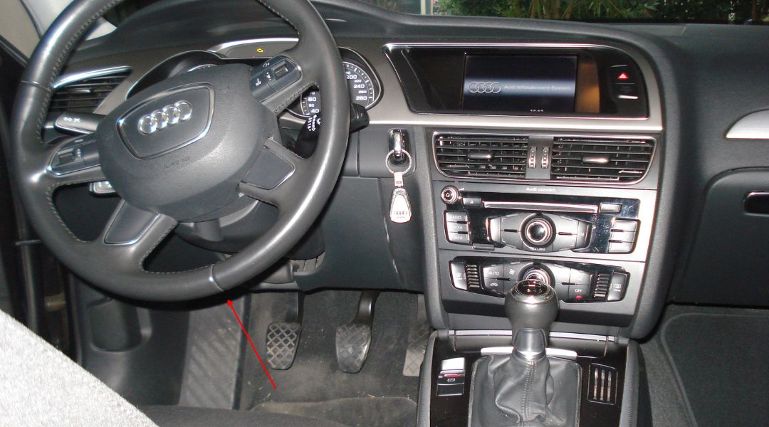 Emplacement de la prise de diagnostic OBD sous le volant d une Audi A4