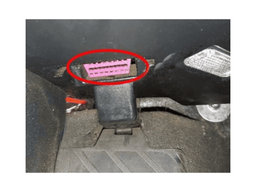 Localisation du connecteur OBD rose sous le tableau de bord d une Audi A7 4G phase 1