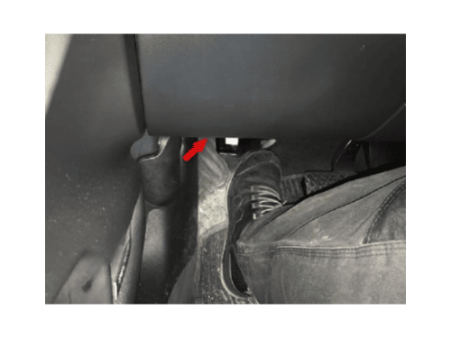 Localisation de la prise de diagnostic OBD2 sous le repose pied d une Audi S6 4F