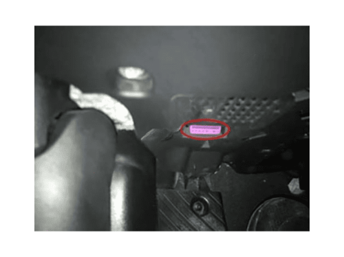 Photo montrant l emplacement de la prise OBD2 rose sous le tableau de bord d une Audi S6 4F
