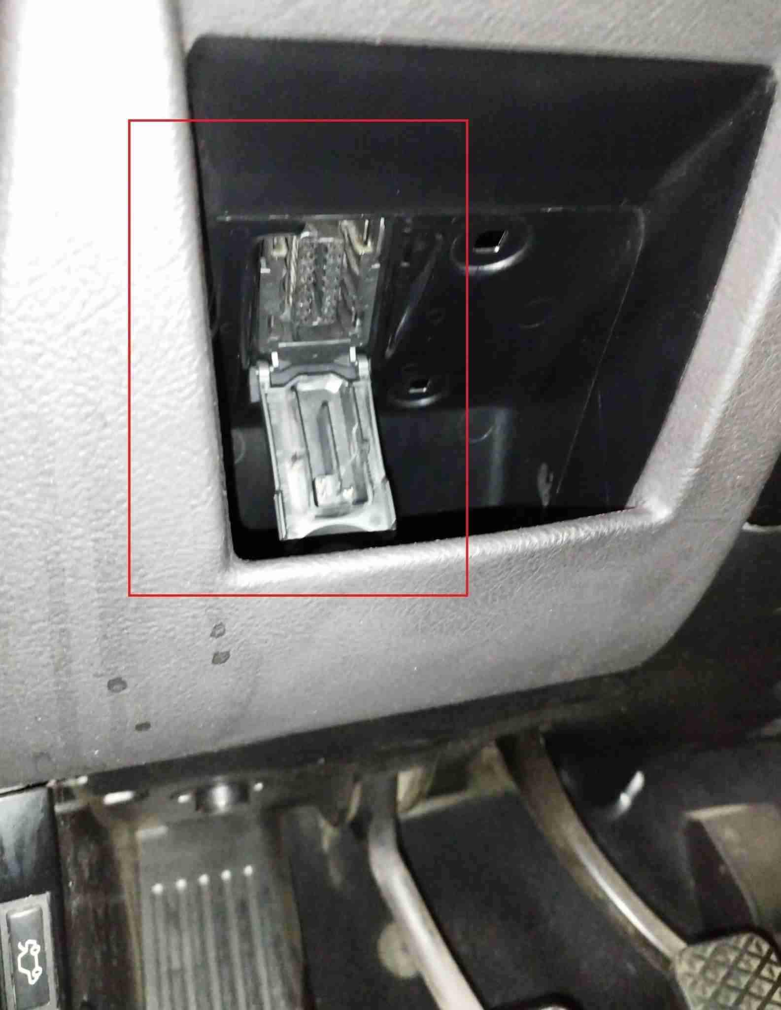 Emplacement de la prise de diagnostic OBD2 dans l habitacle d une BMW 530d E39