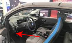 Flèche rouge pointant vers l emplacement de la prise OBD sous le tableau de bord d une BMW i3