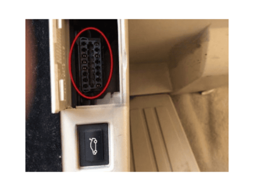 Emplacement de la prise de diagnostic OBD entourée en rouge sur une BMW M5 E60