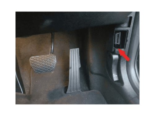 Emplacement de la prise de diagnostic OBD sous les pedales d une BMW Serie 2 F22