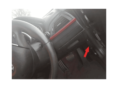 Emplacement de la prise OBD de diagnostic sur le tableau de bord d une BMW Serie 2 F22 RHD