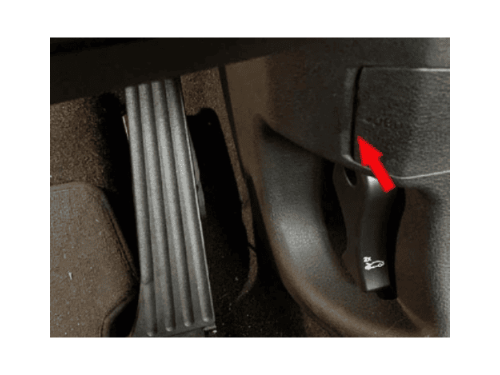 Emplacement de la prise de diagnostic OBD2 sur une BMW Série 2 F46 avec conduite à droite