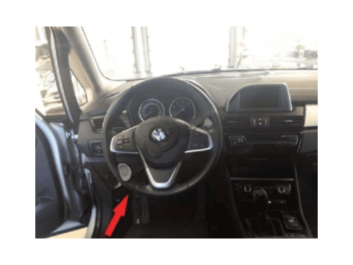 Flèche rouge montrant l'emplacement de la prise de diagnostic OBD sur une BMW Série 2