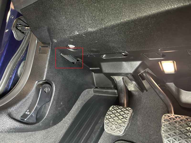 Localisation de la prise de diagnostic OBD sous le tableau de bord d une BMW Serie 3 F30