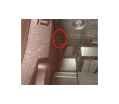 Localisation de la prise de diagnostic OBD entourée en rouge sur une BMW Série 3 F30