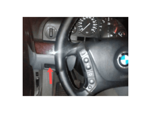 Photo montrant l emplacement de la prise OBD de diagnostic sur une BMW Serie 5 E39