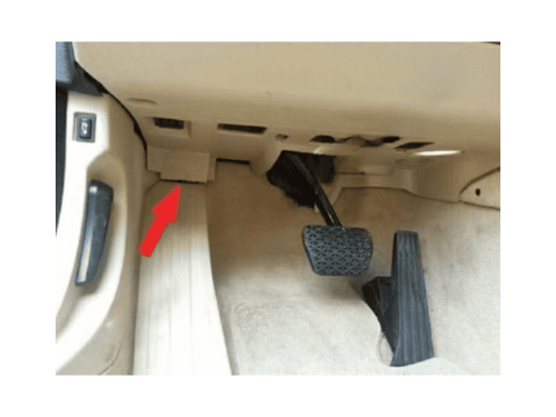 Localisation de la prise de diagnostic OBD sous le tableau de bord d une BMW Serie 5 F10