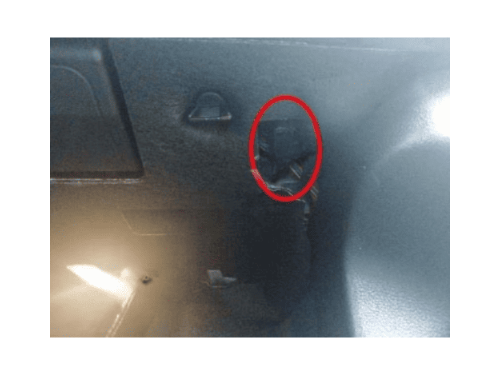 Photo montrant l'emplacement de la prise OBD d'une BMW Série 5 G30 G31 en conduite à droite