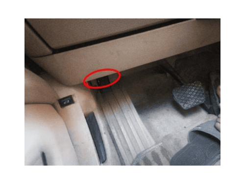 Localisation et emplacement de la prise OBD sous le tableau de bord d une BMW Serie 7 F01 F02 phase 1