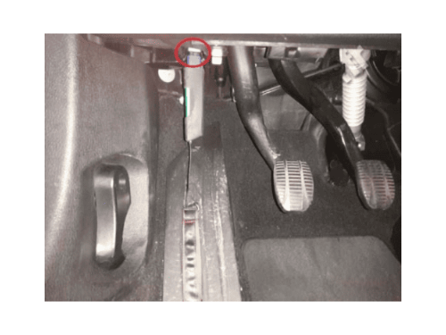 Localisation et branchement du connecteur OBD sur une BMW Serie 2 pour valise de diagnostic iCarsoft