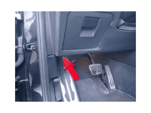 Fleche rouge indiquant l emplacement de la prise OBD sur un repose pied de BMW X4 G02