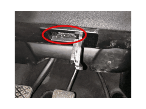 Localisation de la prise de diagnostic OBD sous le tableau de bord d une BMW Z3 RHD