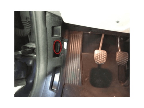 Emplacement de la prise de diagnostic OBD entouré en rouge sur une BMW Z4 E89