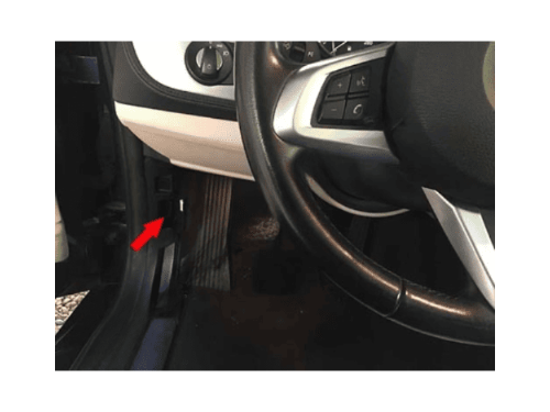 Localisation de la prise de diagnostic OBD indiquée par une flèche rouge sur une BMW Z4 E89