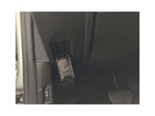 Emplacement de la prise diagnostic OBD2 sous le tableau de bord d une BMW Z4