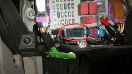 Localisation de la prise de diagnostic OBD2 sous les fusibles d une Fiat Idea