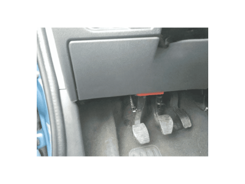 Localisation de la prise de diagnostic OBD2 sous le cache fusibles d une Citroen C3