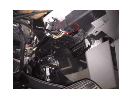 Localisation du connecteur diagnostic OBD sous le volant d une Chevrolet Avalanche