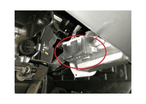 Localisation de la prise de diagnostic OBD sous le tableau de bord d une Chevrolet Aveo