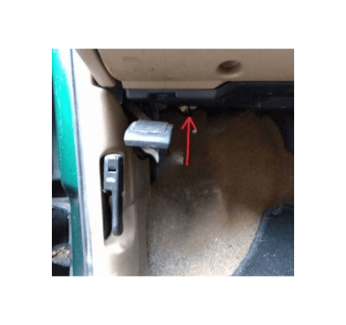 Emplacement de la prise de diagnostic OBD sous le tableau de bord d une Chevrolet Blazer