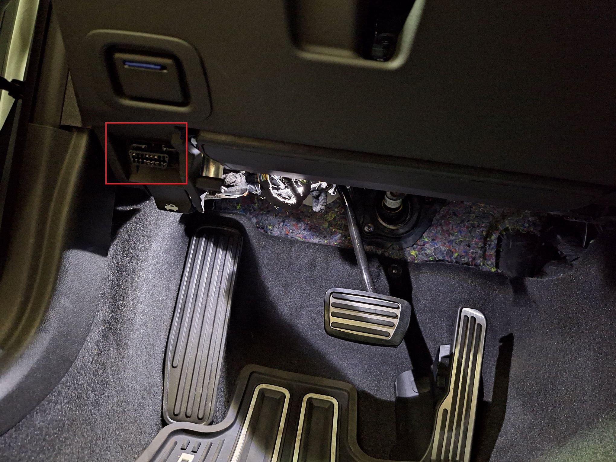 Emplacement de la prise de diagnostic OBD2 sous le volant d une Chevrolet Camaro ZL1