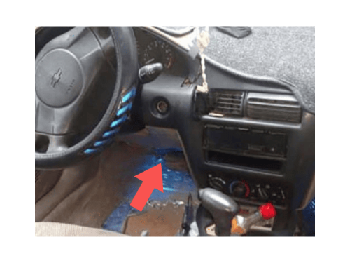 Une fleche rouge indique l emplacement de la prise OBD de diagnostic sur une Chevrolet Cavalier 3