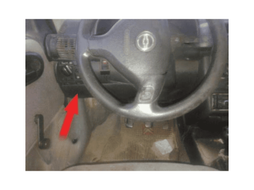 Fleche rouge indiquant l emplacement de la prise OBD sur le tableau de bord d une Chevrolet Combo C