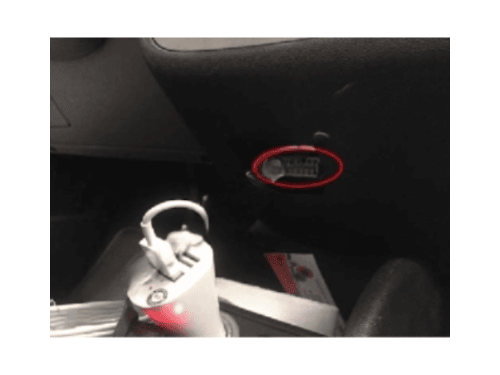 Emplacement de la prise OBD d'une Chevrolet Corsa entourée en rouge pour diagnostic auto