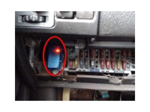 Localisation de la prise de diagnostic OBD entourée en rouge sur Chevrolet Corsa Wind
